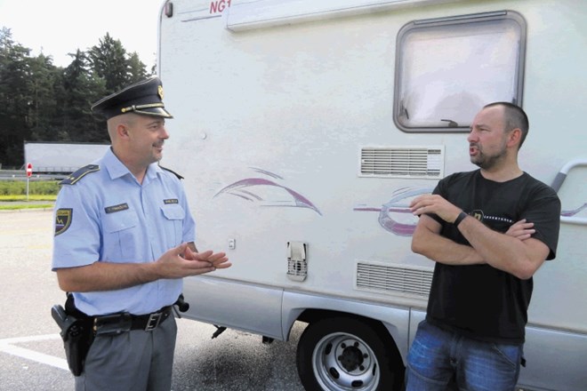 Policijsko opozorilo norveškemu vozniku, naj bo na počivališčih previden.