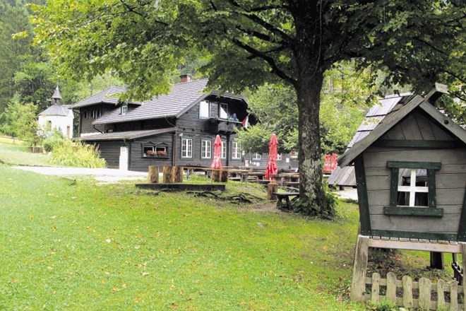 Dom na zgornjem koncu alpske doline ohranja podobo izpred polnega stoletja. Anita Vošnjak