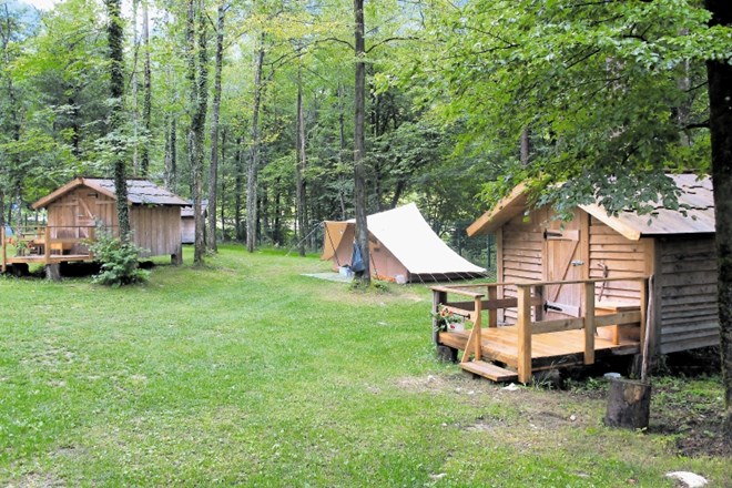 V kampu Alpe je mogoče prespati v petih lesenih alpskih  hišicah, šotorih ali avtodomih. Prostora je dovolj.