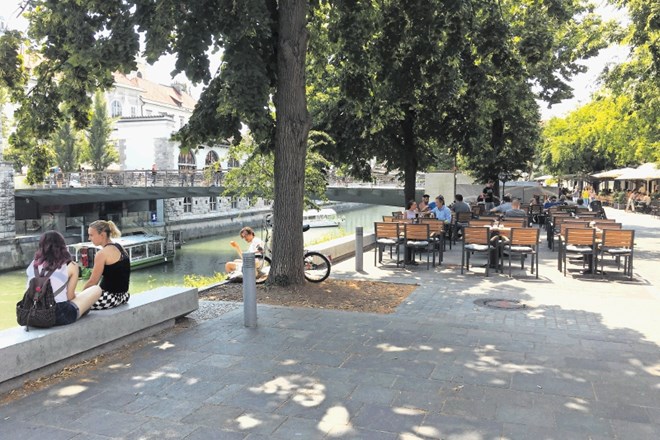 Na Petkovškovem nabrežju je prostora za sedenje dovolj, ni pa klasičnih lesenih klopi.