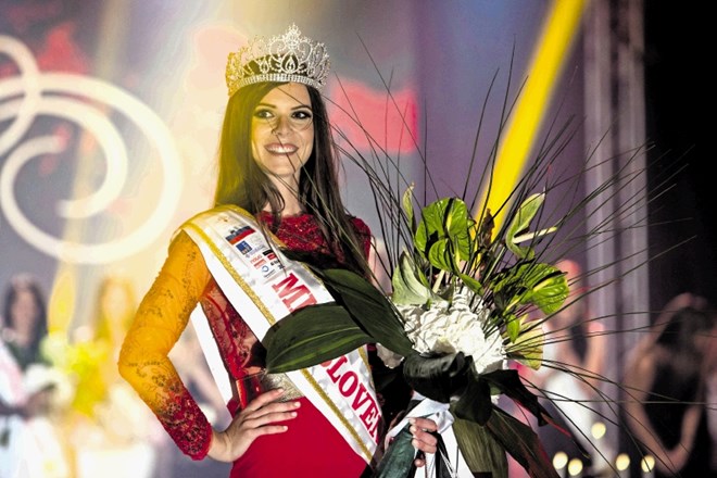 Miss Slovenije Maja Taradi je s krono na glavi  osvojila tudi Triglav.