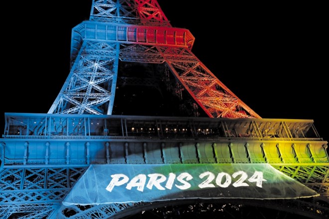 Turisti lahko tudi na največji pariški znamenitosti, Eifflovem stolpu, pogosto opazijo promocijo olimpijskih iger  čez sedem...