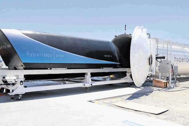 V Nevadi že opravljalo testne vožnje »vakuumskega« vlaka, a jih od hitrosti 1200 kilometrov na uro, ki jo morajo doseči,...