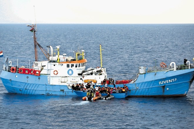 Tako je ladja Iuventa še  sredi junija v Sredozemlju pred libijskimi obalami reševala migrante. Sedaj so italijanske oblasti...