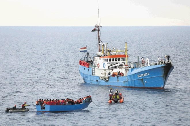 Tako je ladja Iuventa še  sredi junija  pred libijskimi obalami reševala migrante. Zdaj so Italijani prav to ladjo nevladne...
