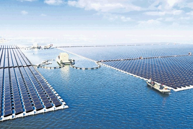 Največja sončna elektrarna na vodi  proizvede toliko elektrike, da bi lahko oskrbela 15.000 domov.