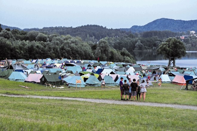 Obalo Velenjskega jezera so v minulih dnevih zasedli številni šotori, v katerih so bivali taborniki.