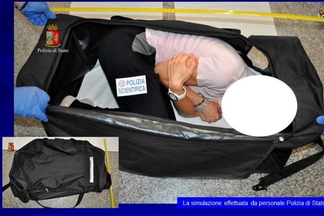 Italijanska policija je uprizorila, kako naj bi ugrabitelj (ali ugrabitelji) »potoval« z manekenko. Credit Polizia di Stato