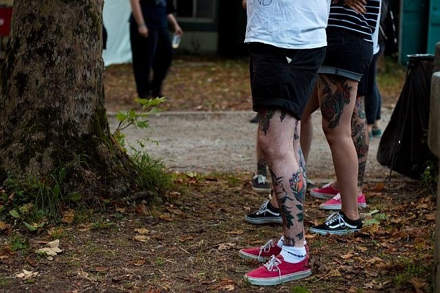 Sicer pa je bilo letos nekako opaziti pogost vzorec nožnih tatujev in rdečih Vans superg. To nosijo pravi punk rockerji, so...