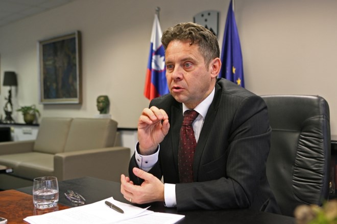 Računsko sodišče pod vodstvom  Tomaža Vesela več ministrstvom priporoča,  naj vzpostavijo  centralizirano evidenco podatkov o...