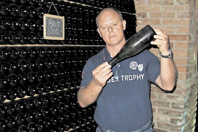 Miran Sirk je že začel trgati grozdje za novi letnik penečih se vin.