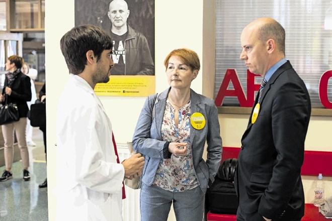 Primož Poženel (z leve), Milena Remic in Jaka Cepec na predstavitvi kampanje Daj se na seznam