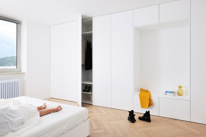 Strogo minimalistično urejeno stanovanje arhitektov v ljubljanski stolpnici  