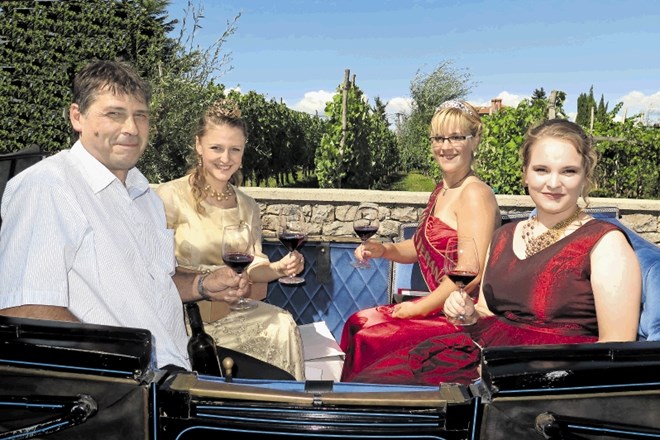 V kočiji z lipicanci so bili v povorki tudi (od desne) kraljici terana Kristina Tavčar in Tinkara Gulič, vinska kraljica...
