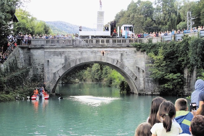 Več kot sto let star betonski most na Mostu na Soči bodo podrli in nadomestili z novim.