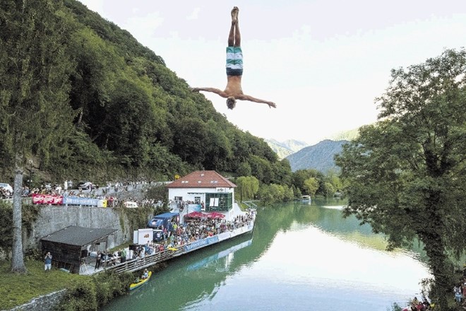 Tekmovalci so se na mostu v lastovki in figurativnih skokih poganjali v globino s 13 metrov visoke skakalnice.