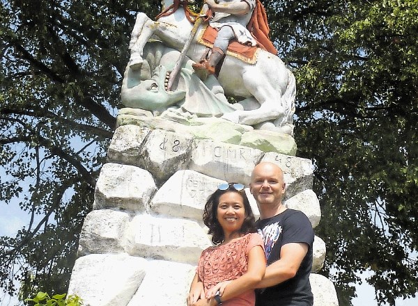 »Prijateljico Noppakaow Kaewsuda sem k svečinskemu srčku in spomeniku svetega Jurija pripeljal naravnost iz Hongkonga,«...