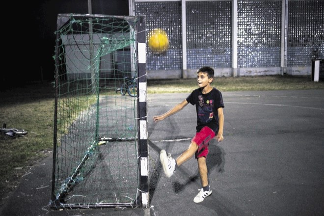 Šolsko nogometno igrišče na meji. Premočna brca pošlje žogo v drugo državo. (Foto: Matjaž Rušt)