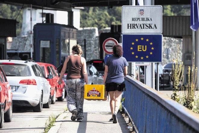 Domačini s hrvaške strani prihajajo na bosansko stran po nakupih. (Foto: Matjaž Rušt)