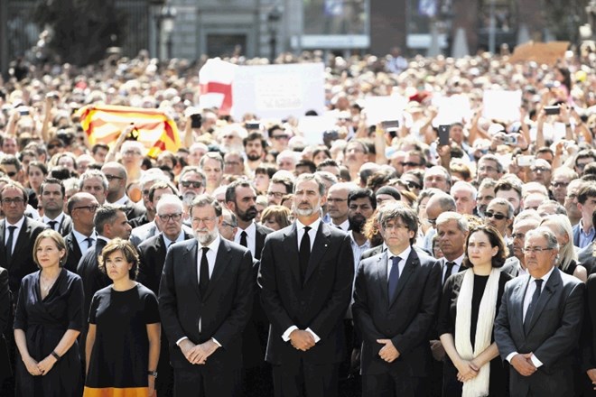 Z leve: španski premier Rajoy, španski kralj Felipe in katalonski premier Puigdemont so pozabili na  politična razhajanja ter...