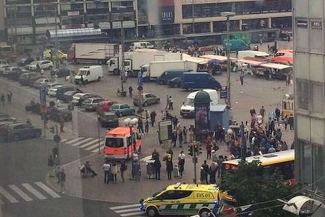  Moški v finskem mestu Turku do smrti zabodel dva človeka, napad z nožem tudi v Nemčiji