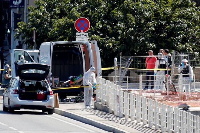 Po trčenju avtomobila v avtobusno postajo v Marseillu umrla ženska, ena oseba huje ranjena