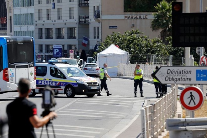 Po trčenju avtomobila v avtobusno postajo v Marseillu umrla ženska, ena oseba huje ranjena
