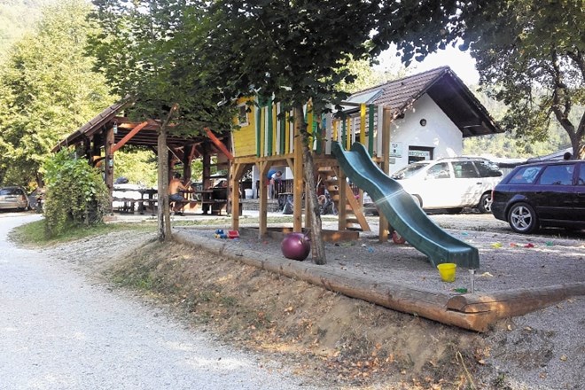 Osrednji del v kampu Muhvič z recepcijo, sanitarijami, družabnim prostorom in igrali za otroke Irena Račič