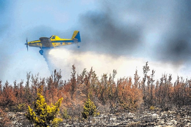 Pri gašenju požarov na Hrvaškem sodelujejo tudi letala, fotografija je z območja pri kraju Benkovac v zaledju Zadra.