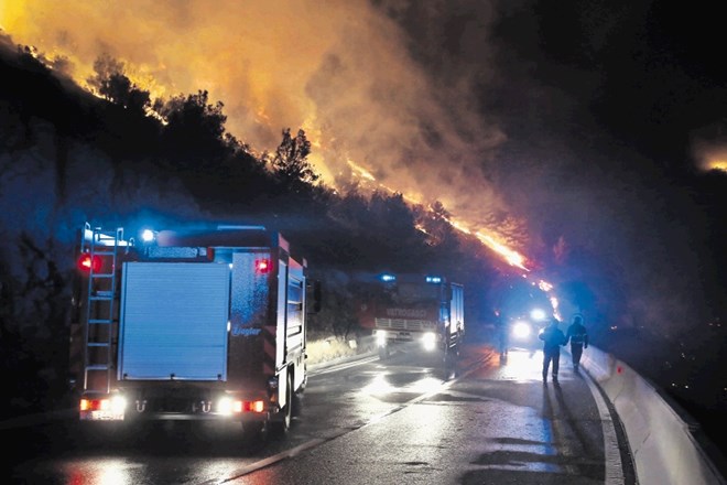 Gasilci pred ognjem, ki je v ponedeljek izbruhnil na območju Dubca nedaleč od Makarske.