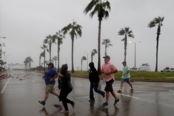 Nevaren orkan Harvey dosegel ZDA