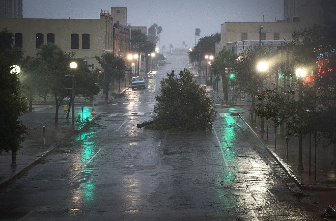 Orkan Harvey zahteval dve smrtni žrtvi, pogrešanih je še več deset ljudi