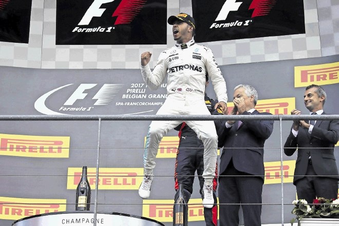 Hamilton se tudi na 200. dirki ni pustil zmesti