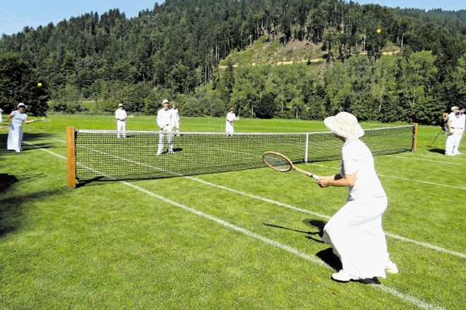 Po ponovnem odprtju travnatega teniškega igrišča so se pomerile dvojice, ki so bile oblečene v bela oblačila, v rokah pa so...