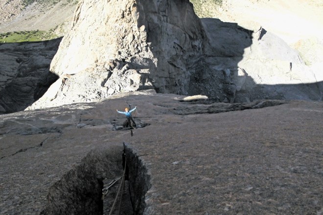 Nastja Davidova med plezanjem smeri Perestroika Crack v steni kirgiške 4240 metrov visoke gore Slesova.