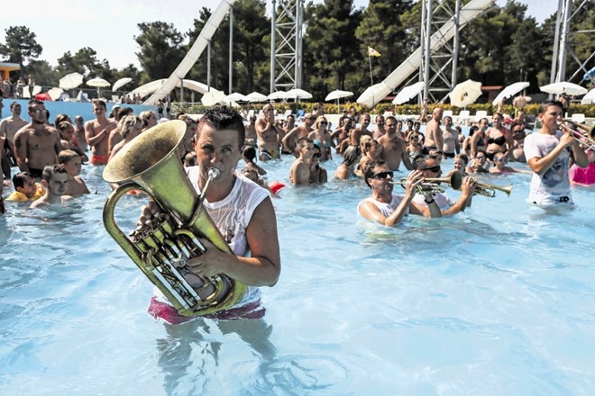 Trubači oziroma brass band iz sosednjih Buj je ena glavnih atrakcij v vodnem parku. Ne glede na vodo in klor z inštrumenti...