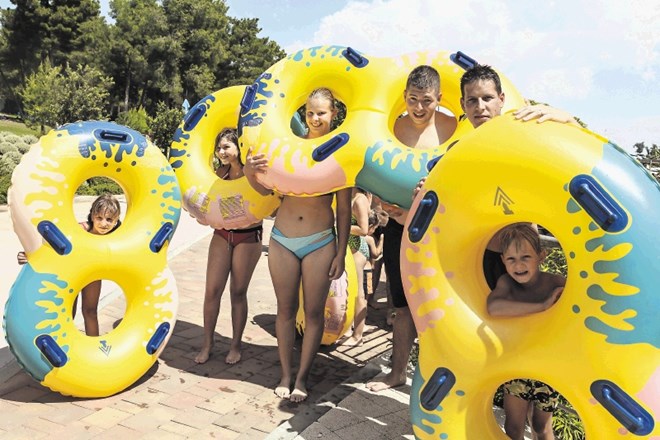Družba iz Kranja je dopust popestrila z zabavo za otroke. »To je odlična zabava za en dan, popestritev dopusta, nadomestilo...