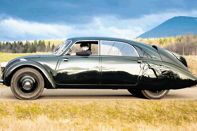 Tatra 77 je bila prvi serijski aerodinamično zasnovan avto, ki so ga razvili s pomočjo testiranj v vetrovnem tunelu.