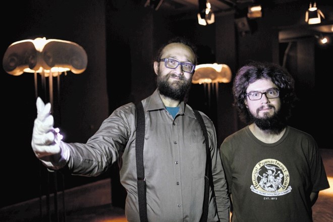 Kipar in vizualni umetnik Zoran Srdić Janežič (levo) je k sodelovanju povabil računalniškega programerja Matica Potočnika, da...