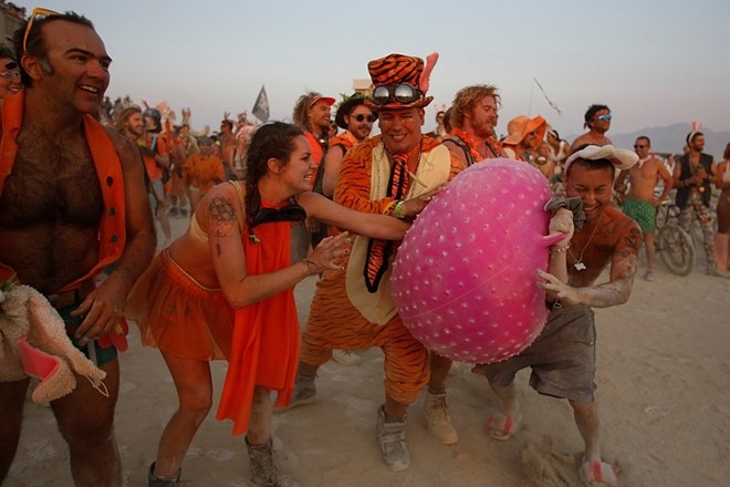 Burning man - ogenj, ples, zabava in alkohol sredi ameriške puščave