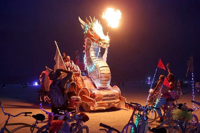 Burning man - ogenj, ples, zabava in alkohol sredi ameriške puščave