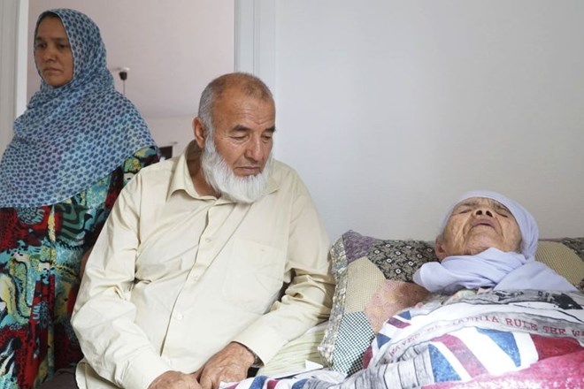 Švedska zavrnila prošnjo za azil 106 let stari Afganistanki, ki ji sedaj grozi izgon