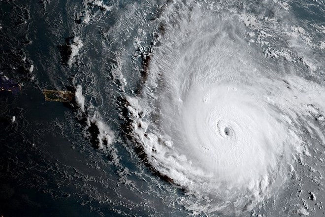 Irma je dosegla najvišjo peto stopnjo moči, oblasti pa svarijo pred »morebitnimi katastrofalnimi« posledicami.