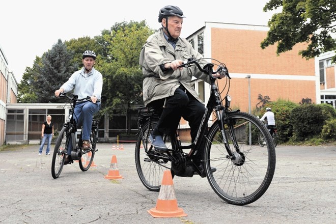 V kolesarsko razvitih državah se še kako zavedajo vseh pasti uporabe električnih koles. Zato starejše vabijo na posebne...