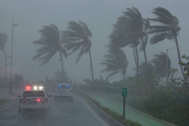 Orkan Irma je dosegel najvišjo peto stopnjo moči ter prinaša vetrove s hitrostjo do 300 kilometrov na uro, močno deževje in...