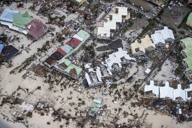 Prebivalci otokov, ki jih je prizadela Irma: Po zraku so leteli avtomobili, ljudje so se z vrvjo vezali na strehe