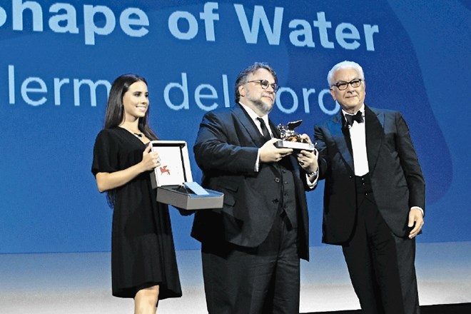 Guillermo del Toro je zlatega leva  prejel za  romantični fantazijski film Oblika vode.