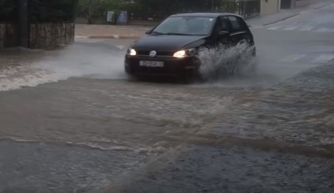 Močno deževje »potopilo« Zadar, na pomoč pošiljajo vojsko 