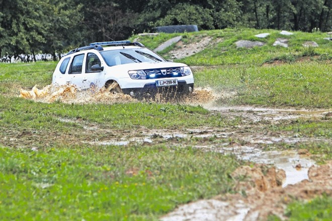 Gorski reševalci so včeraj med drugim preizkusili, kako se z avtomobilom znajdejo v blatu.