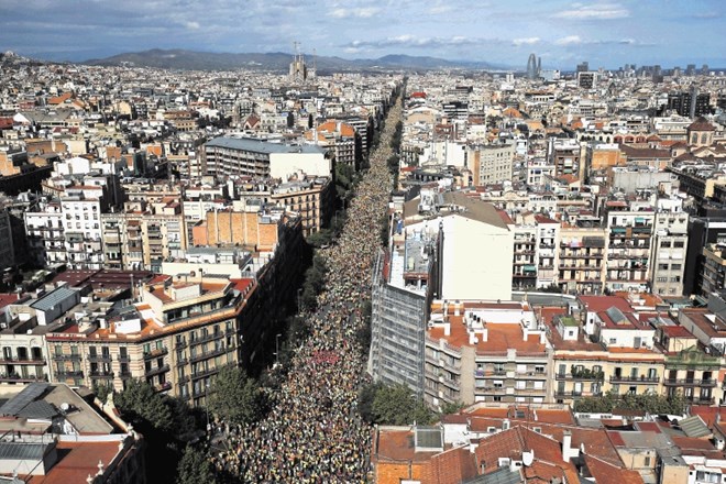 Več sto tisoč ljudi se je na praznični dan zlilo na ulice Barcelone, da bi podprli osamosvojitev Katalonije, o čemer naj bi...